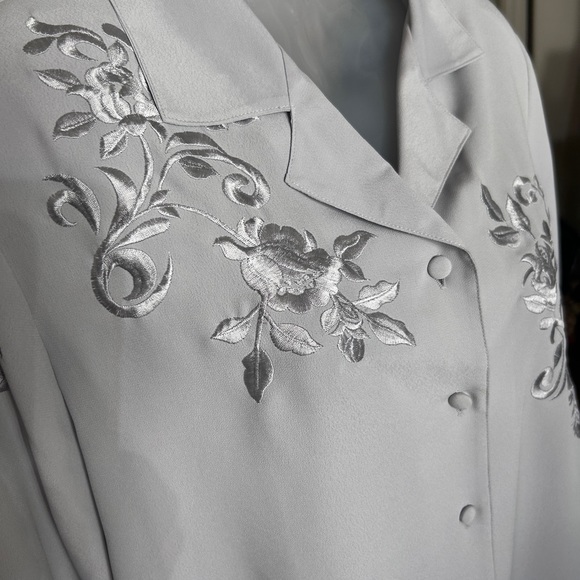 Ship n Shore Gray Blouse Embroidered Womens Sz 12 Long Sleeve - Picture 14 of 14